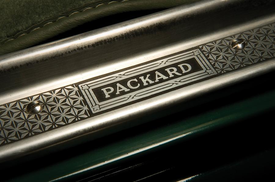 Логотип Packard Twelve Phaeton 1934 года  (фото 6 из 46)